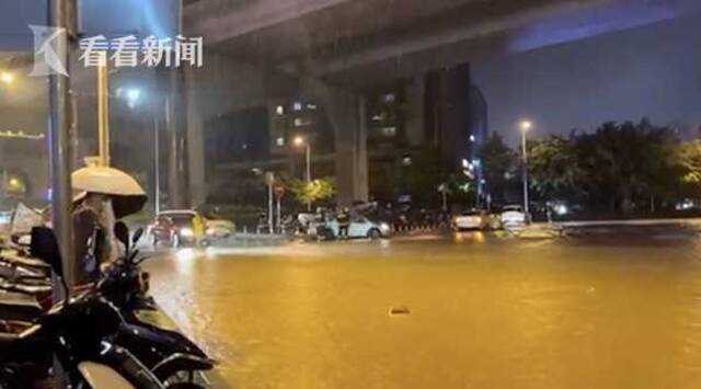 视频｜重庆暴雨橙色预警!多区严重内涝 出租车水中漂浮