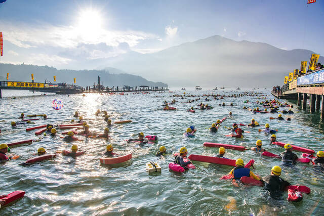 南投县政府27日发布新闻指出，去年因疫情停办的日月潭万人泳渡活动，今年将在9月4日举办。图片来源：台湾“中央社”