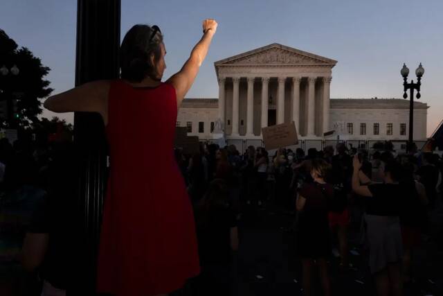 当地时间2022年6月25日，美国华盛顿，堕胎权的支持者参加示威抗议活动。图/IC photo