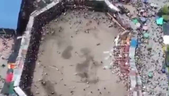 哥伦比亚斗牛表演中看台突然坍塌（视频截图）