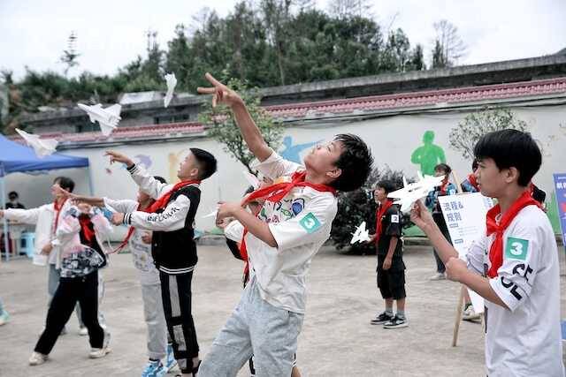 视频｜在孩子们心中播撒下了航空报国的种子