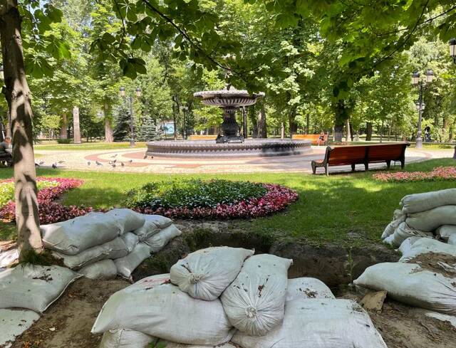 这是6月20日在乌克兰基辅的马林斯基公园拍摄的散兵坑。新华社记者李东旭摄