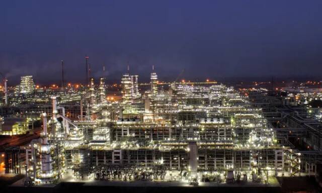 《卫报》称，5月，贾姆纳加尔联合炼油厂接收的石油中，有27%来自俄罗斯，远高于4月份的5%，图为贾姆纳加尔联合炼油厂资料图