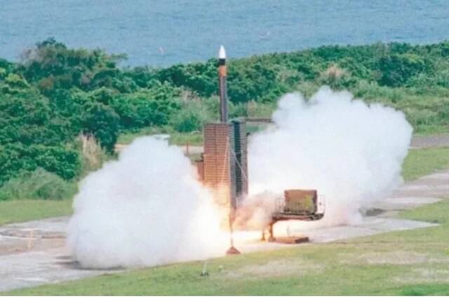 台媒曝台军将首次在台北周边部署“天弓”三型导弹，岛内网友吐槽