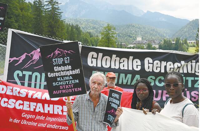 27日，一些反战和环保人士在G7峰会举办地附近举行示威活动。