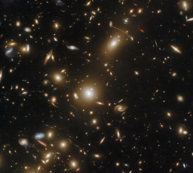 哈勃太空望远镜拍摄巨大星系团Abell 1351扭曲了时空