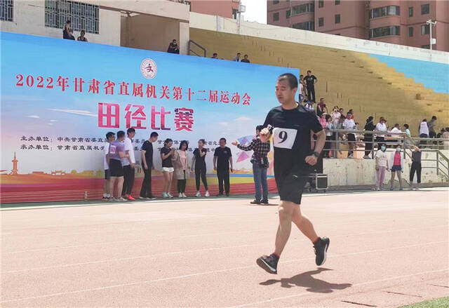 6月2日，机关代表队参加田径比赛