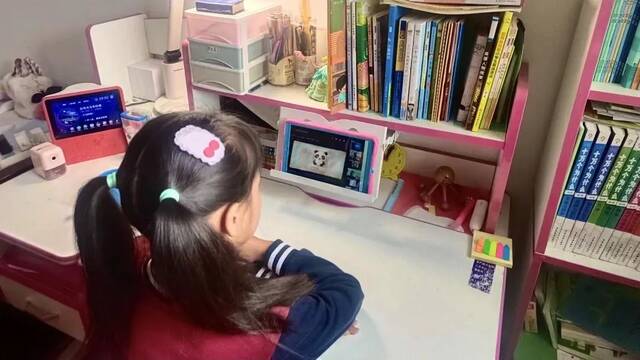 崇明区横沙小学引入了孩子们喜欢的“盲盒”来进行期末趣味评价。本文图均为校方供图