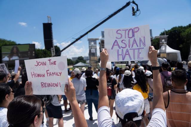 6月25日，美国亚裔人士在首都华盛顿市国家广场举行集会，呼吁停止针对亚裔的仇恨及暴力犯罪行为。新华社记者刘杰摄