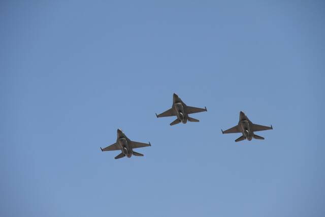 2013年10月29日，在土耳其首都安卡拉举行的阅兵式上，土耳其空军F-16战机飞过检阅广场上空。新华社记者李铭摄