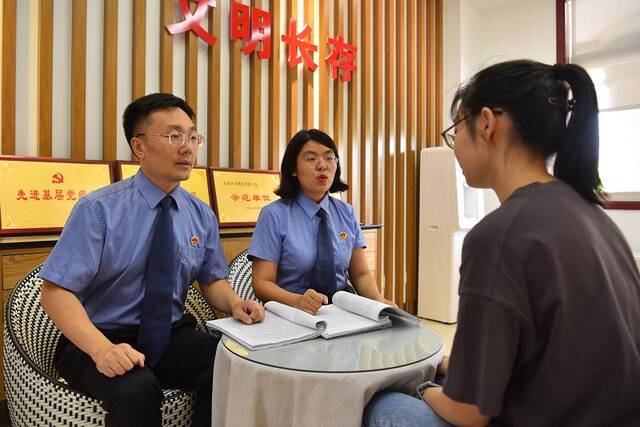 主办检察官赵晓锦(中)、刘浩东(左)同当事人就案件情况进行沟通