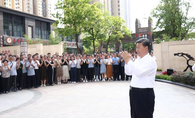 6月28日，中共中央总书记、国家主席、中央军委主席习近平在湖北省武汉市考察。这是28日下午，习近平在东湖高新区左岭街道智苑社区广场同干部群众亲切交流。