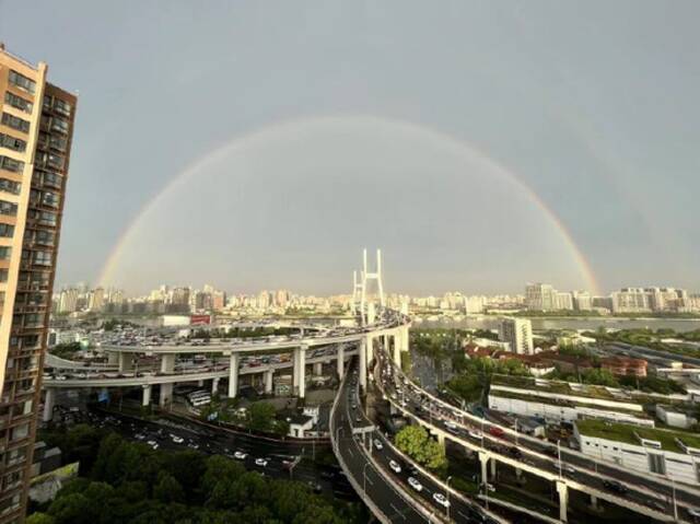 预警五连发！上海暴雨后天空出现双彩虹