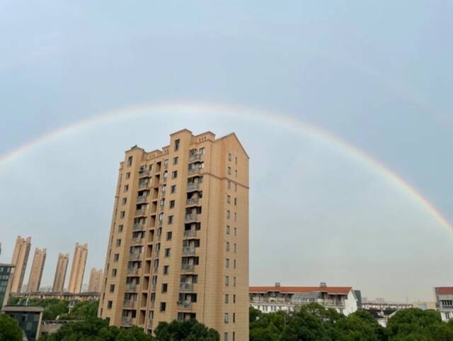 预警五连发！上海暴雨后天空出现双彩虹