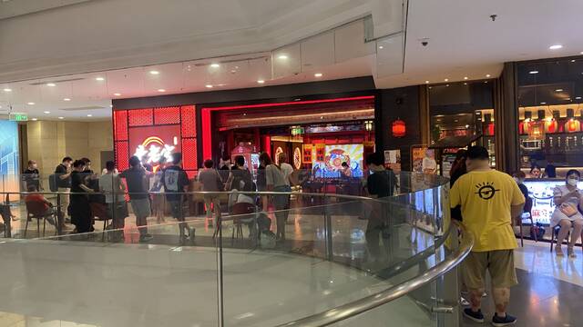 6月29日晚，虹口龙之梦商场，顾客等待进入火锅店。澎湃新闻记者巩汉语摄
