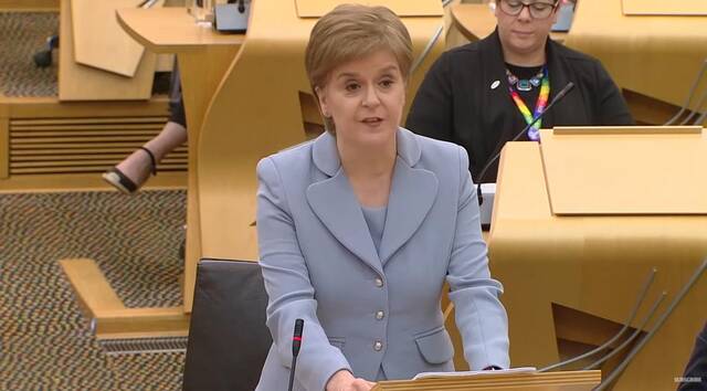 当地时间28日下午，苏格兰政府首席大臣尼古拉·斯特金在苏格兰议会发表声明（卫报视频截图）
