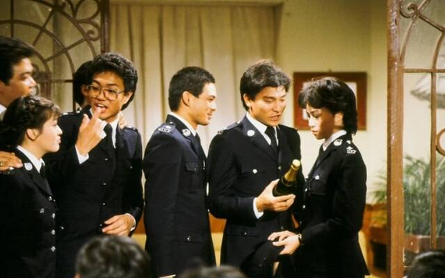 新人刘德华在1982年播出的《猎鹰》中担纲主演，饰演新人警官江大伟。