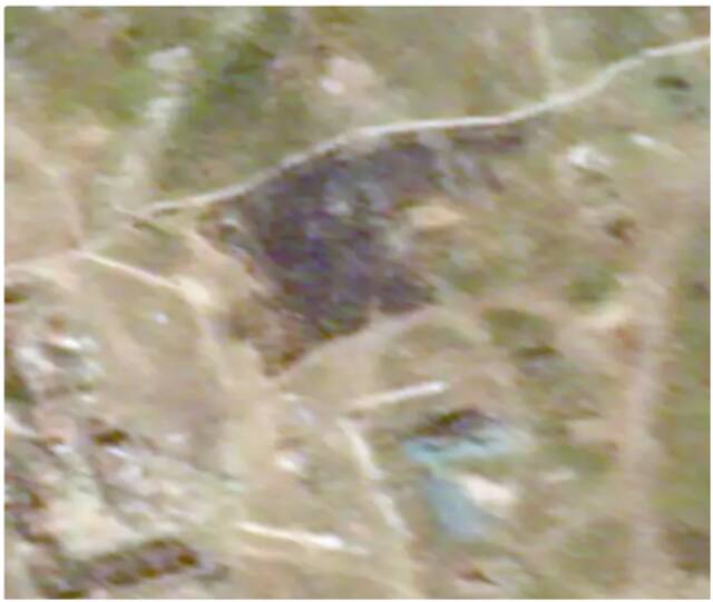 6月 21日的卫星图像中岛屿中心一个大焦痕的特写。
