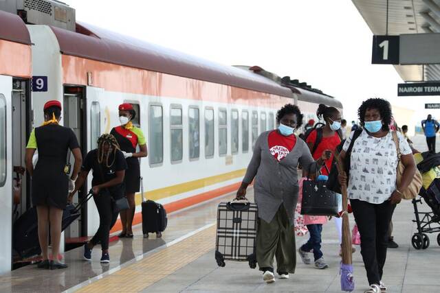 2021年11月17日，在肯尼亚蒙内铁路内罗毕站，乘客从始发于蒙巴萨的客运列车上下车。（新华社记者董江辉摄）