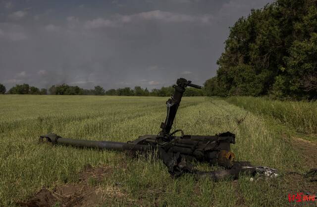 ▲一枚被摧毁美制M777榴弹炮落在利西昌斯克的田地中