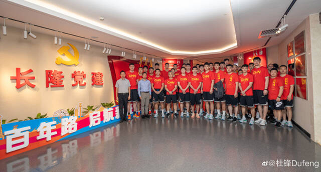 新一届中国男篮合影。