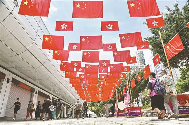 6月27日，香港尖沙咀栢丽购物大道布满国旗和区旗。李志华摄