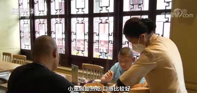 上海有序放开餐饮堂食 熟悉的“烟火气”回来了