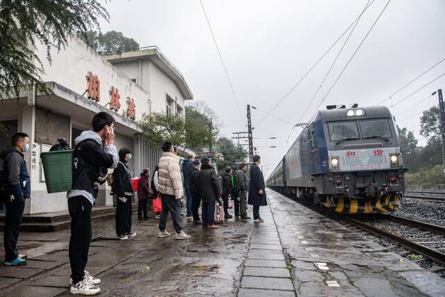 2022年2月4日，乘客在位于成渝铁路线上的柏林站等车。新华社记者唐奕摄