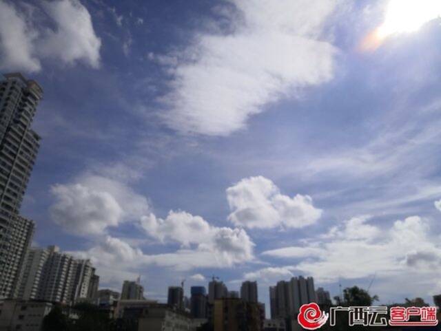 台风来前，蓝天、白云好天气，阳光格外刺眼。周映摄