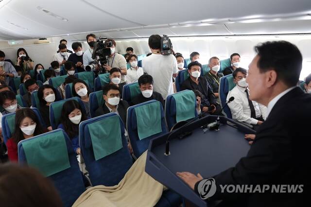 7月1日，韩国总统尹锡悦在乘坐总统专机空军一号从西班牙返韩途中召开记者会。韩联社图