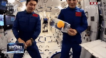 中国空间站因“一杯水”遭外网质疑造假，官方回应：多读书…