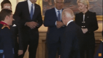 尹锡悦与拜登热情握手，但拜登与他没有视线交流，反倒一直看着旁边的保加利亚总统