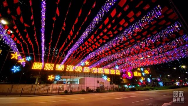 △香港荃湾区，街道夜景。（总台央视记者杨光拍摄）