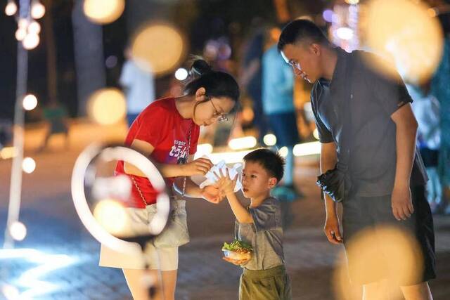 在“后备厢集市”游玩的市民。（受访者供图）