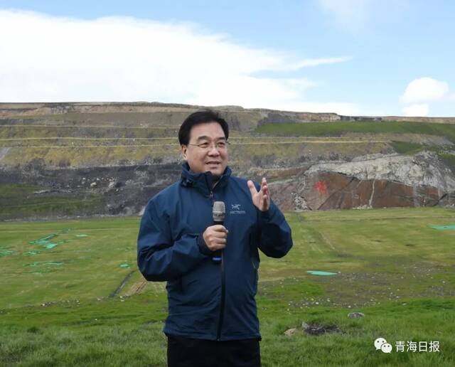 青海省领导赴木里矿区开展警示教育，省委书记在岩壁石刻“警”字前讲话