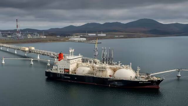 俄罗斯普里戈罗德诺耶港的油轮正在装载“萨哈林2号”的液化天然气图源：《金融时报》