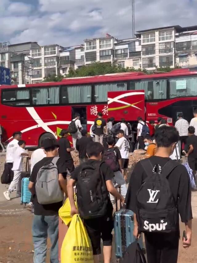 暑假，大学生涌入富士康流水线