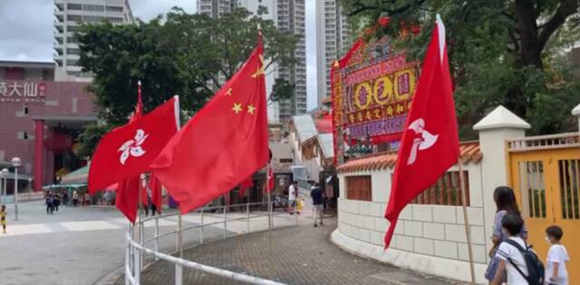 1日，位于九龙的黄大仙广场和黄大仙庙周围已经成为红色的海洋。范凌志摄