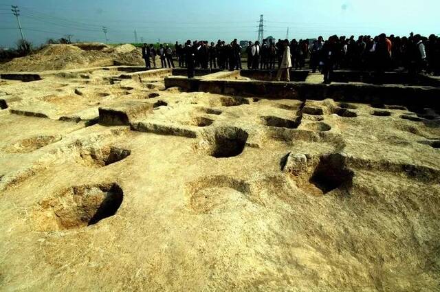 2006年11月6日，来自全国各地的考古学者在浙江浦江考察“上山遗址”发掘现场。（资料图片）新华社记者王小川摄