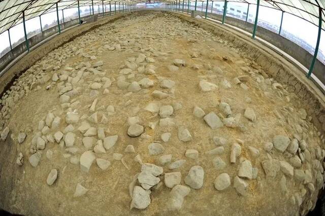 这是在发掘中的良渚古城城墙遗址。（2011年3月9日摄）（资料图片）新华社记者徐昱摄