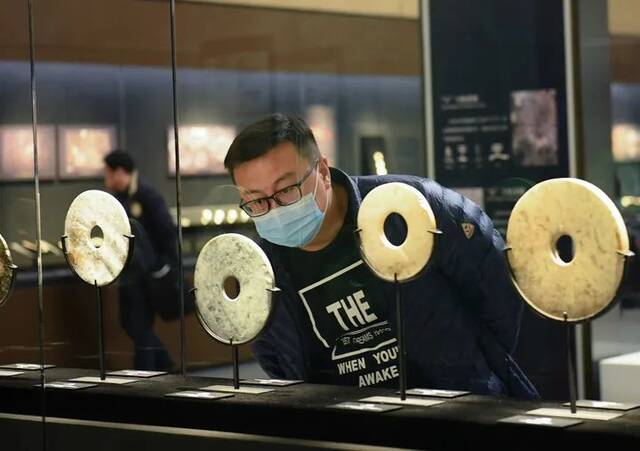 2022年3月2日，游客在良渚博物院观看玉璧。（资料图片）新华社记者翁忻旸摄