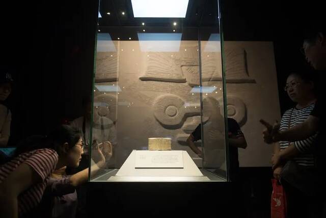 2018年6月9日，观众在杭州西湖美术馆欣赏良渚遗址出土的最大玉琮。（资料图片）新华社记者翁忻旸摄