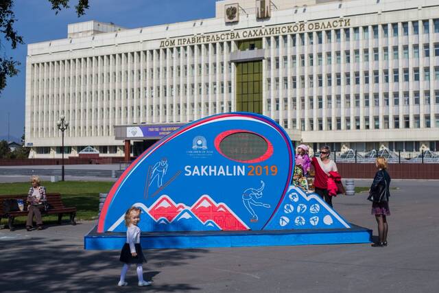 2018年9月15日，在俄罗斯南萨哈林斯克，一名小女孩在广场上玩耍。新华社记者白雪骐摄