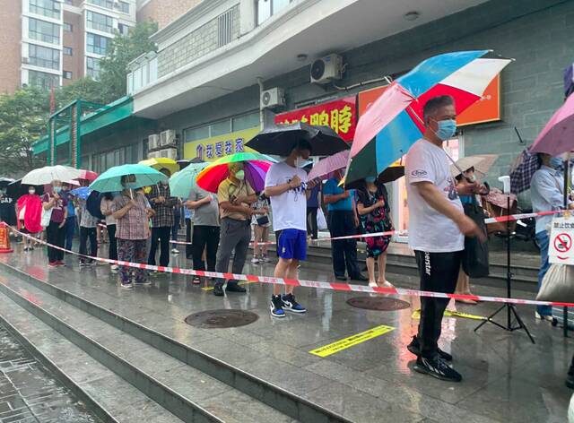 北京部分核酸检测点增加窗口和人员 保障市民雨中检测