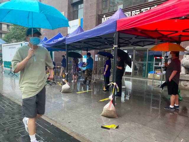 北京部分核酸检测点增加窗口和人员 保障市民雨中检测