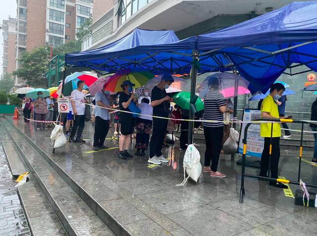 北京部分核酸检测点增加窗口和人员 保障市民雨中检测