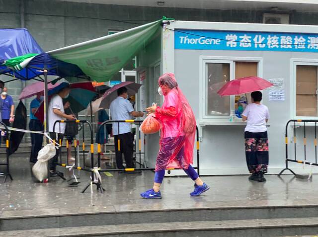 北京部分核酸检测点增加窗口和人员 保障市民雨中检测