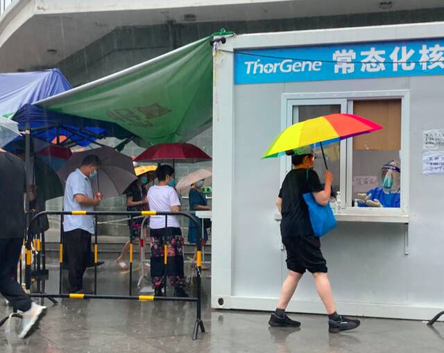 北京部分核酸检测点增加窗口和人员 保障市民雨中检测