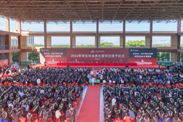 近日，湛江科技学院举办了2022届学生毕业典礼，台下坐满身穿学位服的学子图：新华社、湛江科技学院