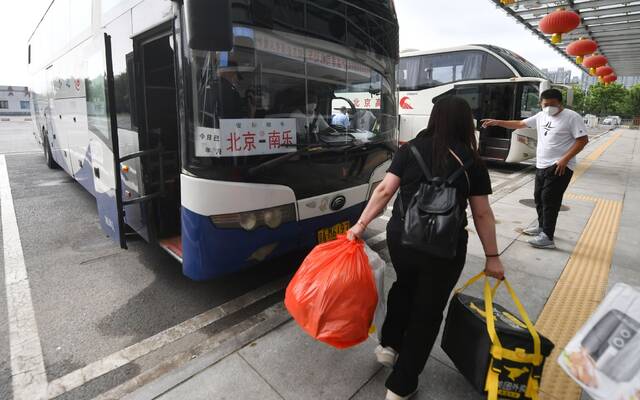 旅客准备乘车。新京报记者王贵彬摄